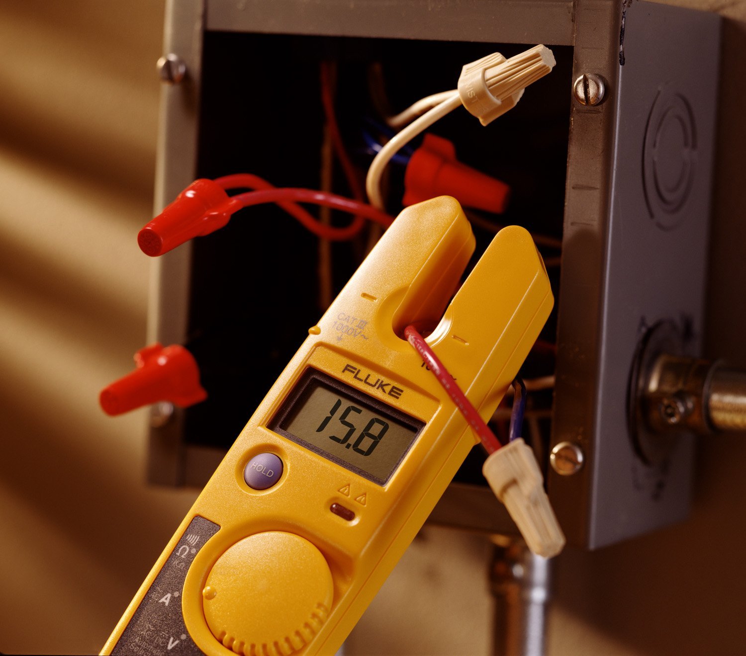 Fluke T5-600 Electrical Voltage, Continuity and Current Tester, Measures AC Current Up to 100 A Without Contact, Automatically Select AC/DC for Tests, Includes Detachable SlimReach Probe Tip - Image 5