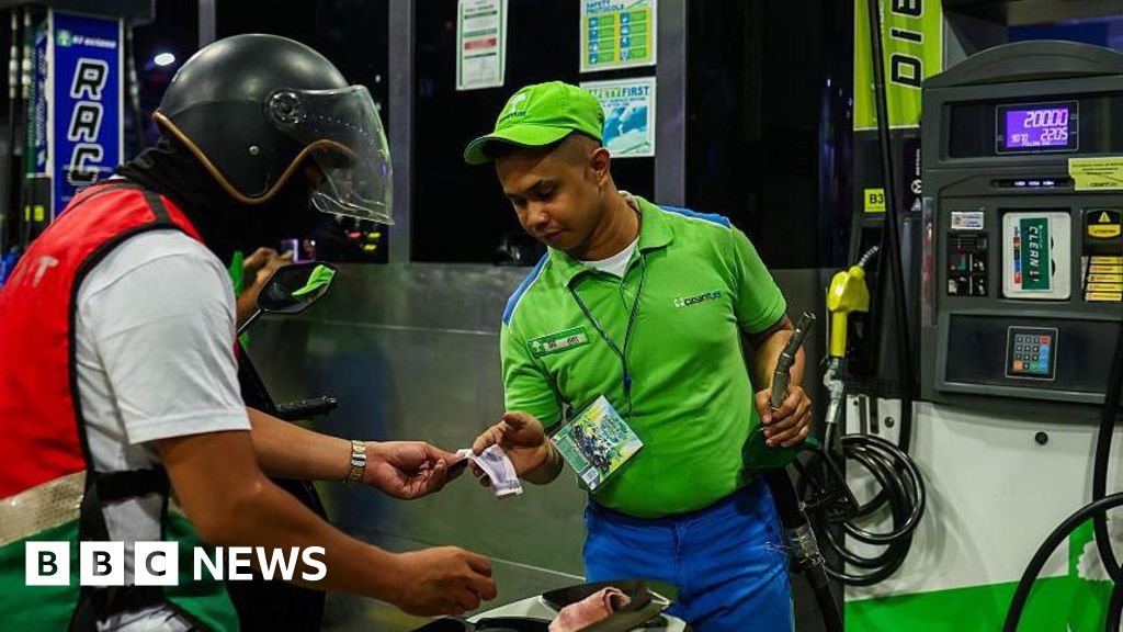 Oil price falls as Trump talks up peace negotiations