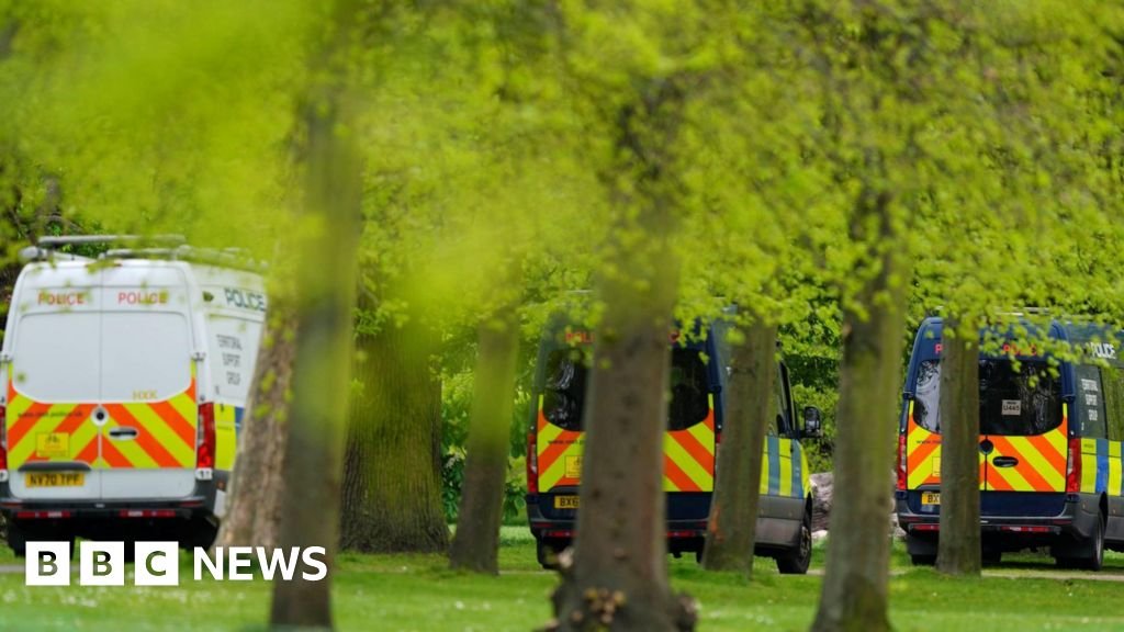 Kensington Gardens shut as police 'assess discarded items'