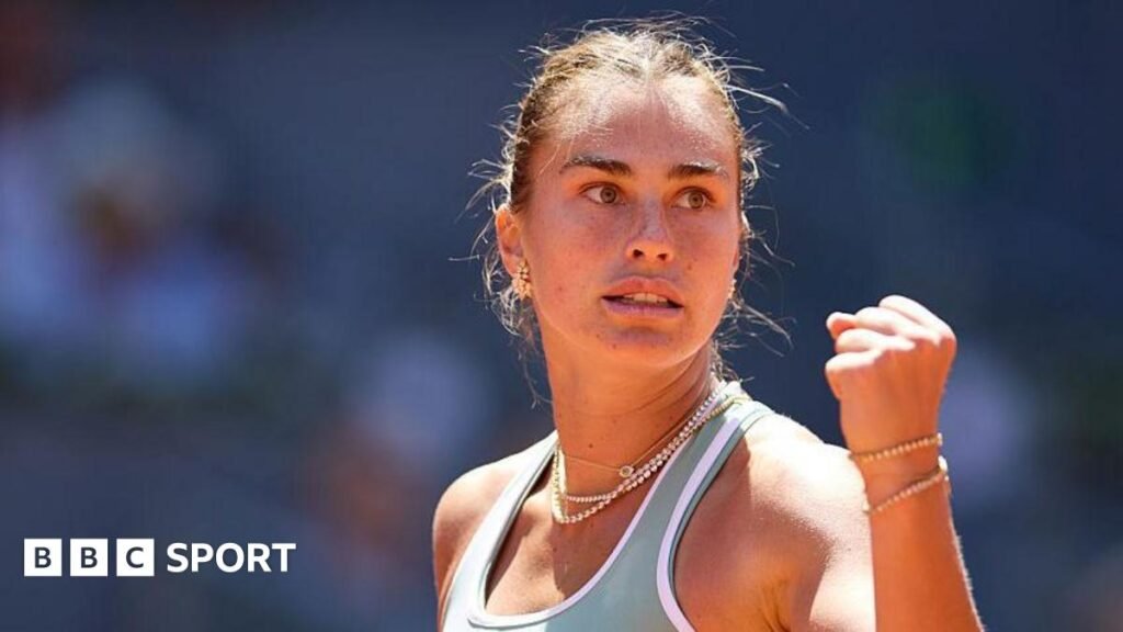 Aryna Sabalenka raises her fist after beating Naomi Osaka