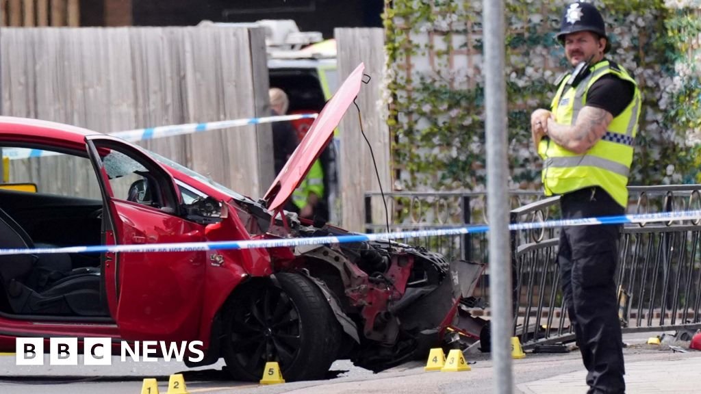 Man critically injured after car hits pedestrians in Nottinghamshire town