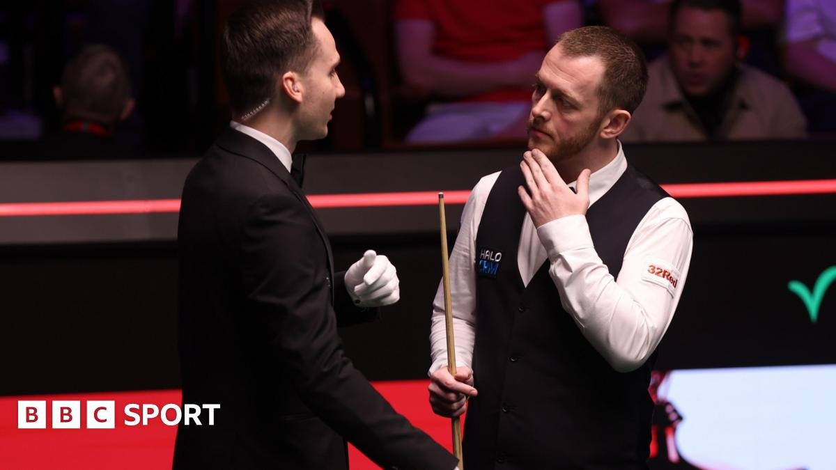 Mark Allen and referee Marcel Eckardt