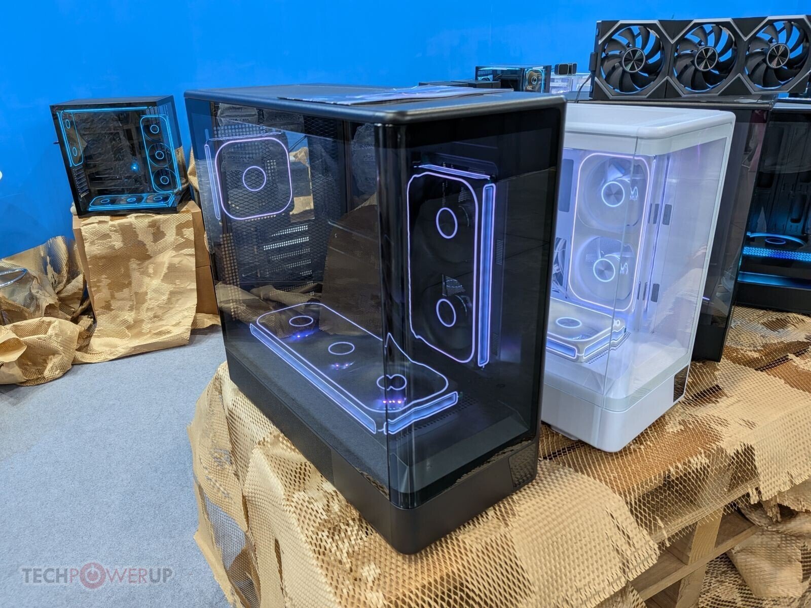 CASECOM Brings New Flotation-effect Mid-tower Cases to Computex 2026