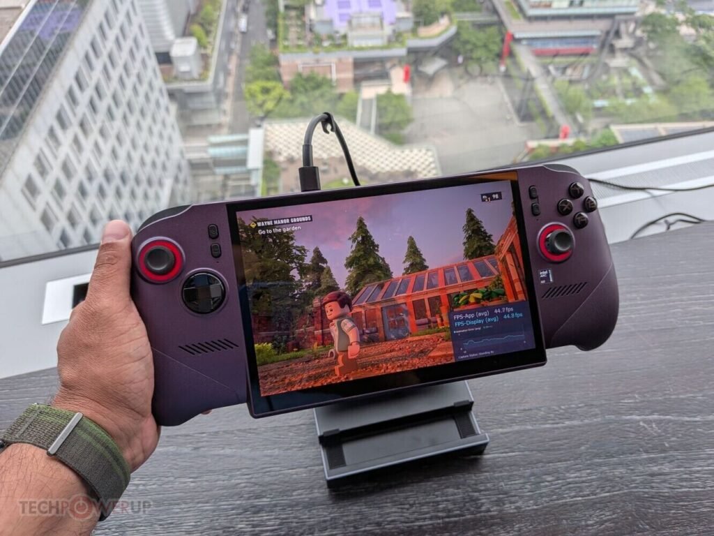 Intel Showcases first Gaming Handhelds Powered by Arc G3 SoCs